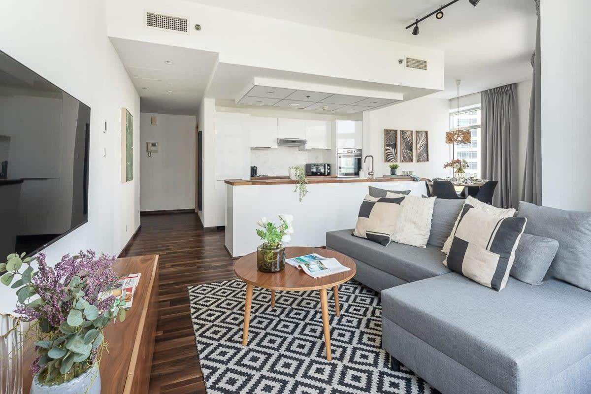 Frank Porter - Bonaire Tower Apartment