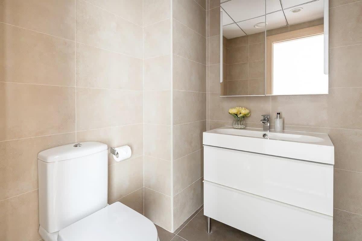 Frank Porter - Bonaire Tower Apartment Dubai